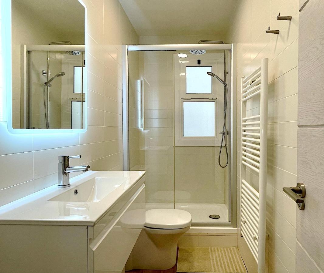 Abbott Apartment - 1 Min From The Beach - 100M2 - Sleeps 8 シッチェス エクステリア 写真
